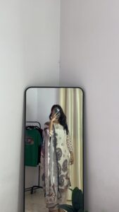 Zarqash Cream Paisley Printed Kurta with Matching Dupatta - Image 4