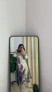 Zarqash Cream Paisley Printed Kurta with Matching Dupatta - Image 6